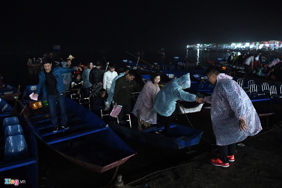 Hàng nghìn người trẩy hội chùa Hương trong đêm